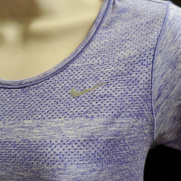 NWT womens Nike running  tee. Xs - Picture 3 of 7